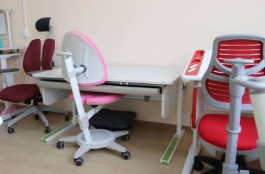 Okul masaları ve sandalyeler.