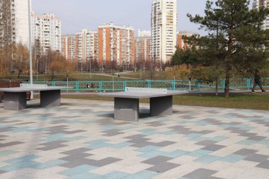 Parktaki boş tenis masaları