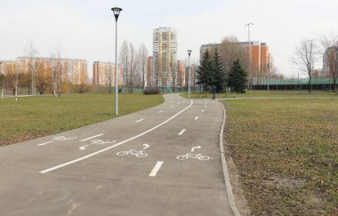 Büyük şehir parkında bisiklet yolu