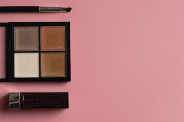 Renkli arka planda dekoratif kozmetik seti.