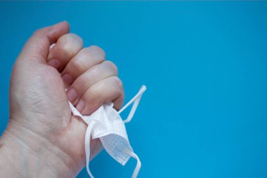Coronavirus COVID 19 salgınının sonu. Normal hayata geri döndüm. Tıbbi maske takan kadın karantina izolasyonunun sonunu ve normal hayatın yeniden başladığını simgeliyor. Karantina sona erdi..