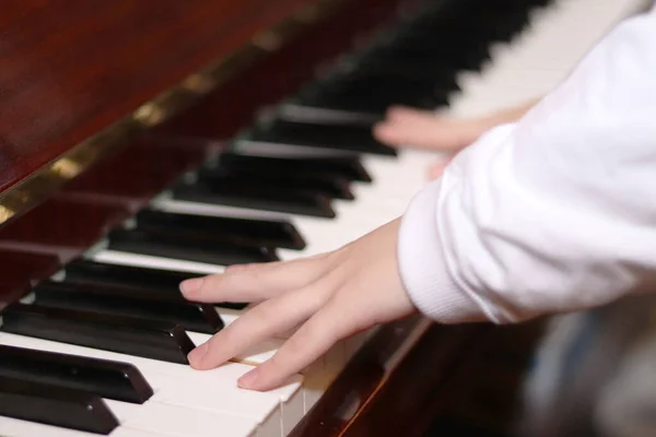 Пианино Закрывается Черно Белые Клавиши Руки Ребенка Играющего Фортепиано — стоковое фото