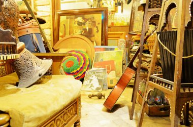 Antika dükkanı, zift tarzı.