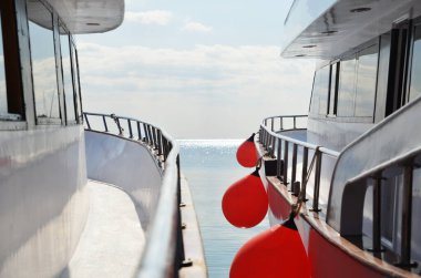 iki beyaz motor yatı, okyanus, tropiks, galuna, sakin, dinlenme, seyahat, tatil, tekne gezisi, metal ray, kırmızı çamurluklar, ufuk, gökyüzü, bulutlar