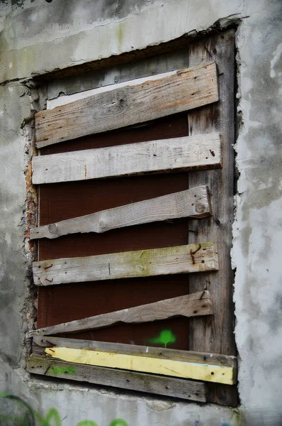 버려진 건물에 이나무 널빤지로 — 스톡 사진