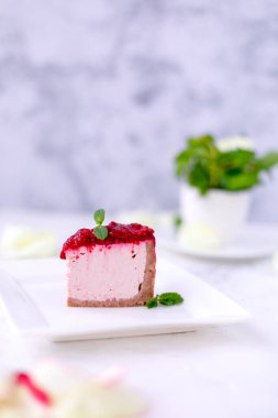 Lezzetli bir parça peynirli kek.