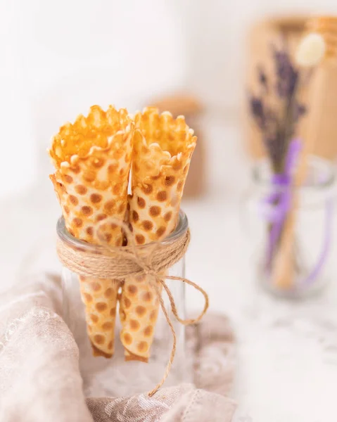 Taze çıtır tatlı waffle külahları 