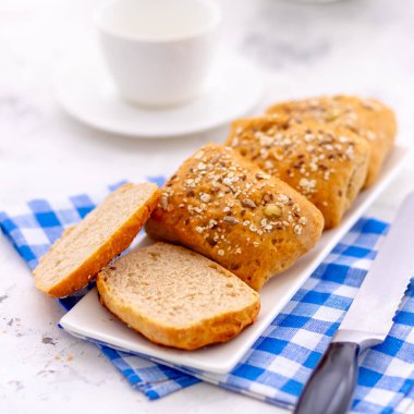 Kahvaltı için ev yapımı ekmek. 