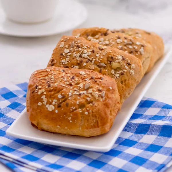 Kahvaltı için ev yapımı ekmek. 