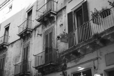 Turkuaz balkonlar. Seramik yumurta. Eski binanın ön cephesi. İtalya