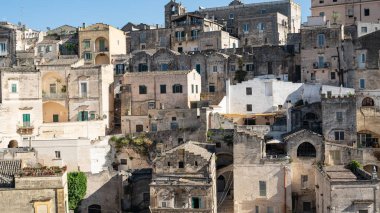 Güneşli bir günde tepelerdeki eski kasaba manzarası. İtalya 'nın tarihi ve kültürel mirası. Şehrin bir kısmı kayalıklarda oyulmuş.