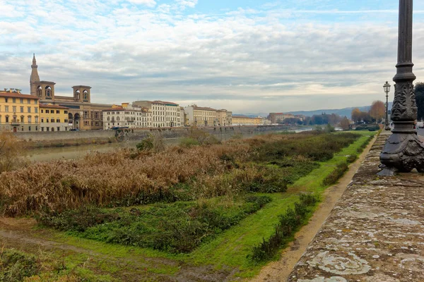 Florenz Firenze Italien Und Arno Fluss Mit Gebäuden Gras Und — Stockfoto