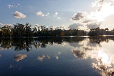 Günbatımının yansıması gökyüzü ve ağaçlar Buenos Aires şehrinde bir gölde
