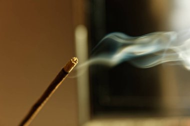 Yanan tütsü çubuğu dumanla birlikte. Aromaterapi