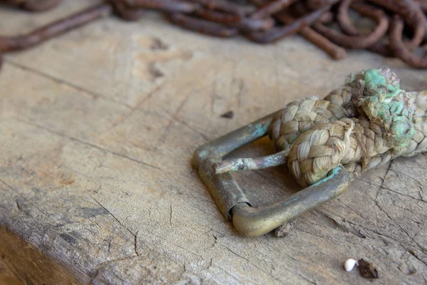 Una Fibbia Molto Vecchia Una Catena Cani Sopra Tavolo Legno — Foto Stock