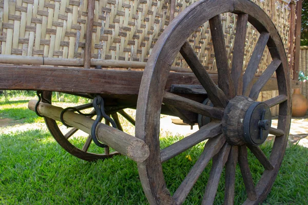 老牛车的后部 描绘木轮和碎裂系统 — 图库照片