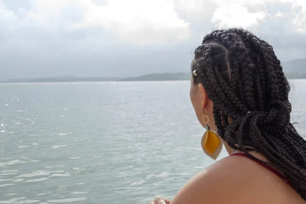 Uma Mulher Bonita Com Tranças Africanas Cabelo Olhando Para Mar Imagens De Bancos De Imagens