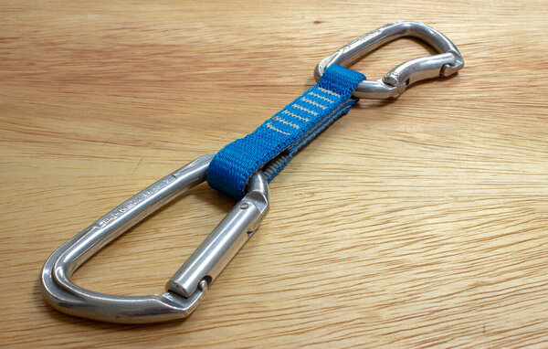Скалолазание с двумя алюминиевыми карабинерами и голубой стропой