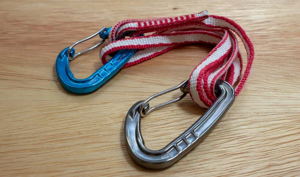 Extendable Quickdraw Egy Pár Drótkapu Karabiner Egy Dyneema Parittya — Stock Fotó