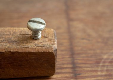 Bira şişeleri için ahşap bir tahta parçası ve metal vidayla yapılmış el yapımı şişe açacağı.