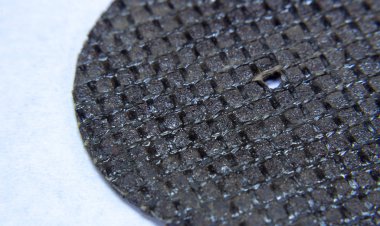 Metallerle kesim ve çalışma için kullanılan küçük zümrüt disk