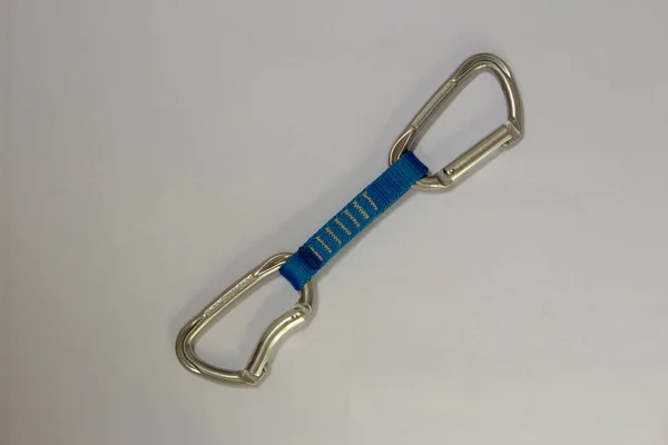 シングルロッククライミングクイックドロー アルミニウム製のキャビネアと青のスリング — ストック写真