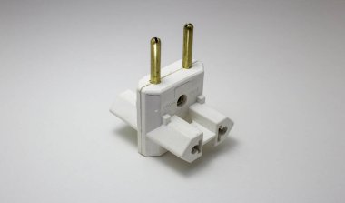 Farklı elektrik soketi standartları için plastik ve metalden yapılmış seyahat güç adaptörü