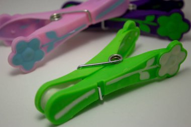 Arkaplanda diğerleri olan yeşil plastik bir mandala yakın plan