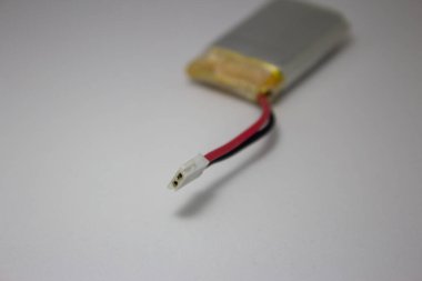 Lityum polimer pil, yani 3,7 voltluk Lipo ve oyuncaklar ve insansız hava araçlarında kullanılan 600 mah kapasiteli.