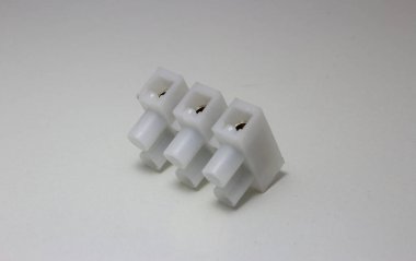 Kabloları bağlamak için elektrik konnektörü, genellikle büyük amfiler yüklü