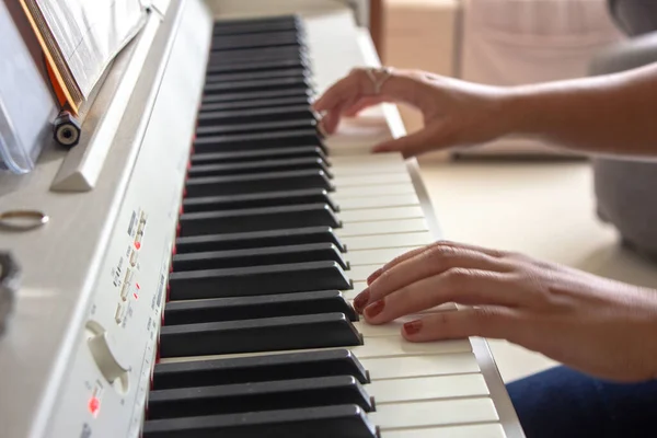 Vrouw Oefenen Lessen Haar Witte Elektrische Piano — Stockfoto