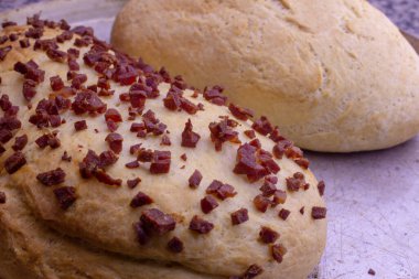 Taze ev ekmeği, buğdaydan yapılmış, bir sade ve pepperonili.