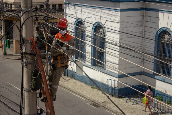 Muži Opravují Elektrické Dráty Pomocí Masek Kvůli Covid Stock Fotografie