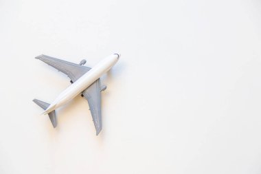 Uçak beyaz arka planda izole edildi. Seçici odak.