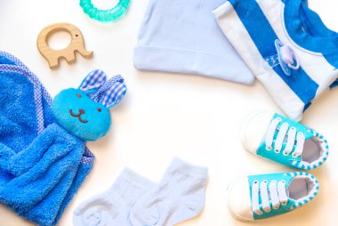 Bebek aksesuarları ve giysileri beyaz arka planda izole edilir. Seçici odak.