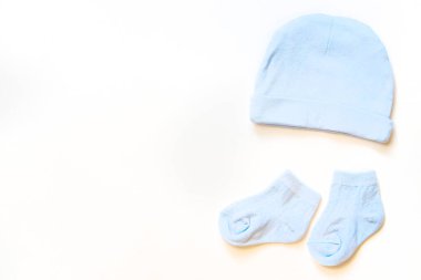 Bebek aksesuarları ve giysileri beyaz arka planda izole edilir. Seçici odak.