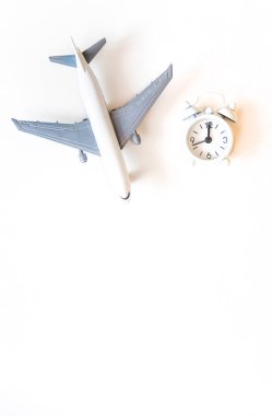 Uçak beyaz arka planda izole edildi. Seçici odak.