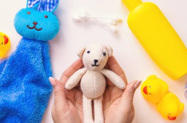 Beyaz arka planda bebek banyo aksesuarları. Seçici odak.