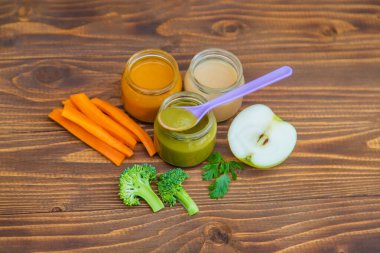 Bebek maması. Kavanozlarda sebze ve meyve püresi. Seçici odaklama.