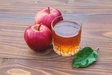 Bardakta elma suyu. Seçici odaklama.