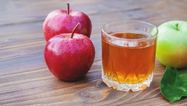 Bardakta elma suyu. Seçici odaklama.