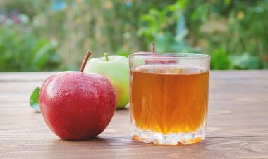 Bardakta elma suyu. Seçici odaklama.