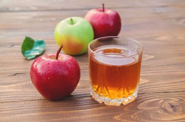 Bardakta elma suyu. Seçici odaklama.