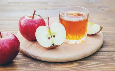 Bardakta elma suyu. Seçici odaklama.