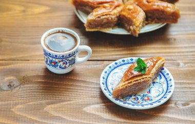 Masada Türk kahvesi ve baklava var. Seçici odaklama.