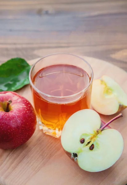 Χυμός Μήλου Ποτήρι Επιλεκτική Εστίαση — Φωτογραφία Αρχείου