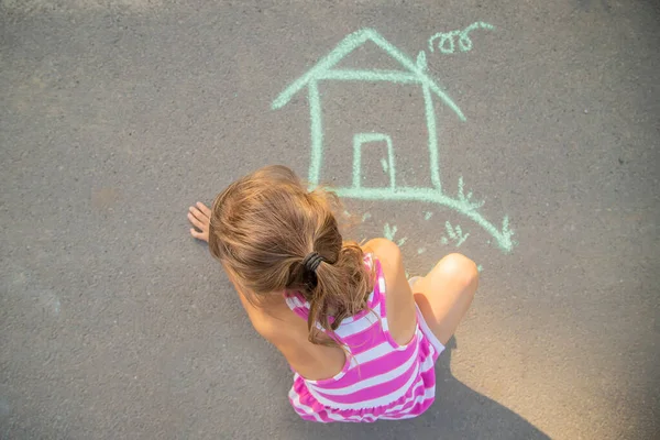 Kind Zeichnet Ein Kreidehaus Selektiver Fokus — Stockfoto