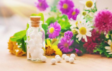 Küçük kavanozlarda Homeopati. Bitkisel özü. Seçici odaklanma. Doğa.