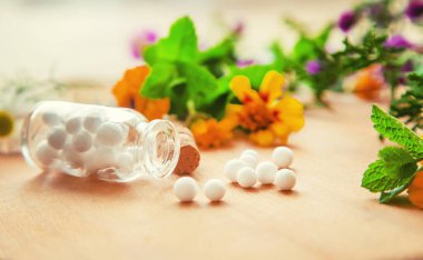 Küçük kavanozlarda Homeopati. Bitkisel özü. Seçici odaklanma. Doğa.
