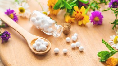 Küçük kavanozlarda Homeopati. Bitkisel özü. Seçici odaklanma. Doğa.